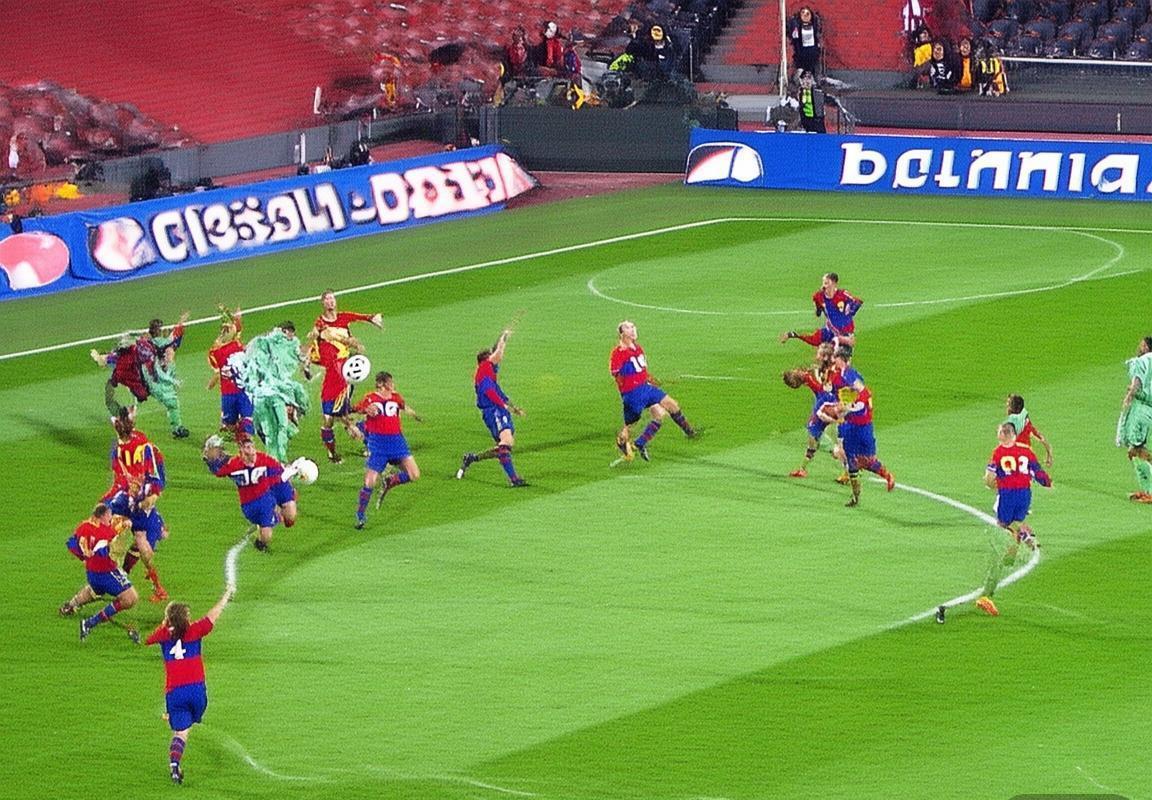 2003年巴萨皇马巅峰对决：经典传奇回顾(图4)